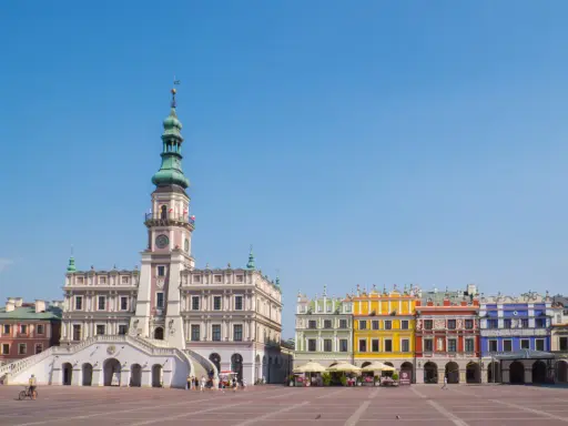 Zamość miasto idealne: Ratusz i kolorowe kamienice na Rynku Wielkim. Słoneczny dzień, błękitne niebo.