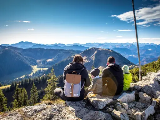 Rodzina podziwia widok na Tatry z dzieckiem. Piękny dzień na górskim szlaku.