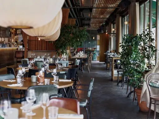 En stilfull restaurang med runda bord, gröna sammetsstolar och stora fönster. Perfekt för en trevlig middag, som många barabicu recensioner vittnar om.