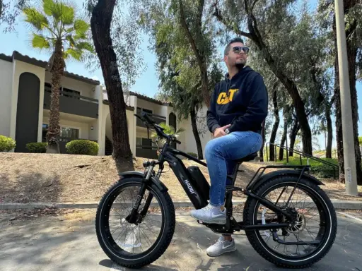 Mężczyzna na rowerze elektrycznym, gotowy do jazdy. Dowiedz się, jak uruchomić rower elektryczny i ciesz się jazdą!