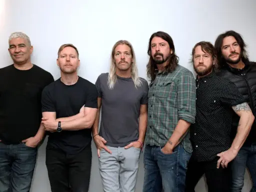 Medlemmar av Foo Fighters poserar för en gruppbild.