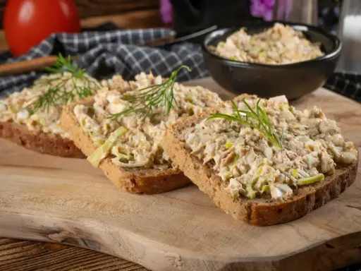 Kanapki z pastą jajeczno-tuńczykową z porem i koperkiem. Idealne, gdy zastanawiasz się, co jeść na kolację, żeby schudnąć z brzucha.