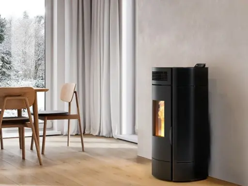 Poêle à granulés noir moderne, offrant une puissance de chauffage idéale pour un salon cosy. La flamme visible promet une ambiance chaleureuse.