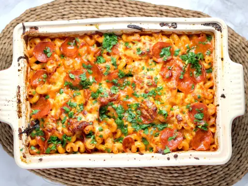 Herzhafter Nudelauflauf mit Pepperoni und Käse, perfekt zum auflauf einfrieren für später. Frisch mit Petersilie garniert.