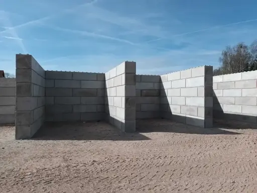 Mur oporowy z bloczków betonowych tworzy zarys przyszłej konstrukcji.