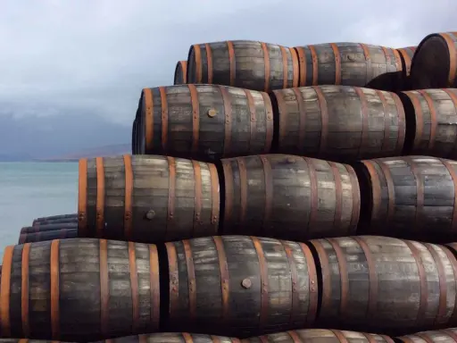 Holzfässer am Meer, bereit, den Reifeprozess von was ist whisky zu beginnen.