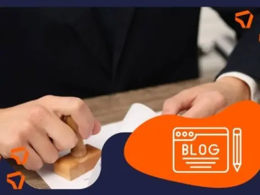 Persona con traje sella un documento, quizás para tramitar un carnet conducir. Icono de blog al lado.