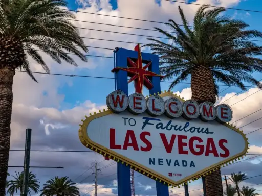 Słynny znak "Welcome to Fabulous Las Vegas" w Nevadzie, stan, w którym znajduje się to miasto rozrywki, otoczony palmami.