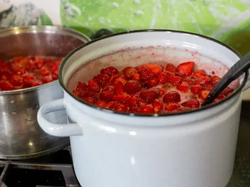 Gotujące się truskawki w garnku, przygotowywane z dodatkiem pektyny, co to jest? To naturalny zagęstnik do dżemów.