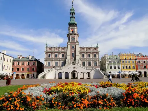 Kolorowe kamienice i Ratusz na Rynku Wielkim w Zamościu. Zamość atrakcje zachwycają o każdej porze roku.