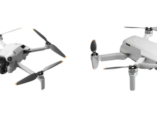 Porównanie dronów DJI: dwa białe modele Mini 3 Pro i Mini 2 SE z rozłożonymi śmigłami na białym tle.