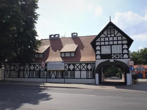 Zabytkowa kamienica w Żaganiu, z charakterystyczną architekturą szachulcową, to jedna z atrakcji miasta.