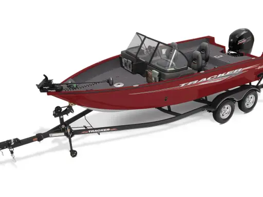Bateau de pêche rouge Tracker sur remorque. C'est quoi un tracker ? C'est ce bateau prêt pour l'aventure !