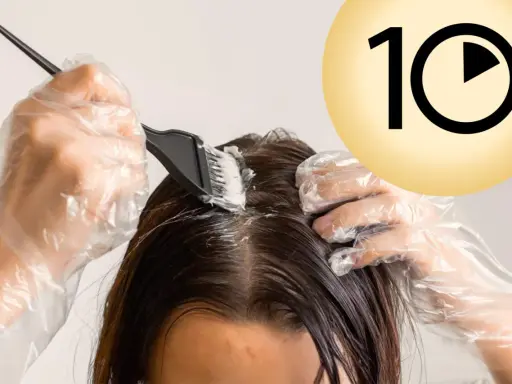 Guida per imparare come fare la tinta da sola a casa. Mani con guanti applicano la tinta sui capelli. Cerchio giallo con numero 10.