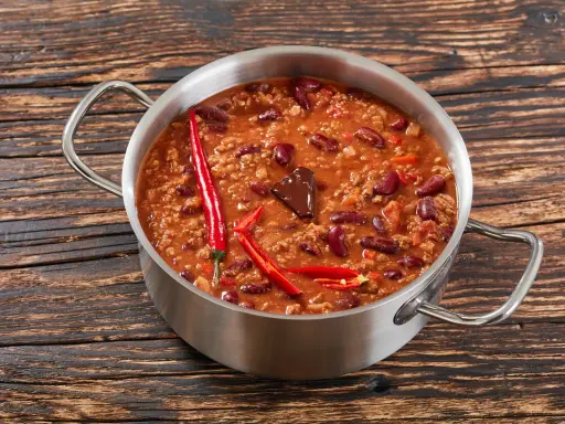 Garnki z chili con carne, z fasolą, mielonym mięsem i papryczkami chili. Idealne przyprawy do chili con carne to sekret smaku.