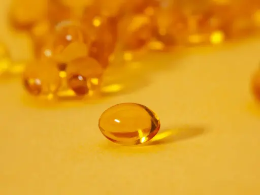 Cápsulas de aceite de pescado, destacando los omega 3 beneficios y contraindicaciones.