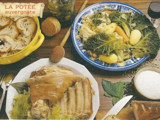 La potée auvergnate, un plat généreux, met en avant les spécialités du Massif Central : viande, légumes et pain.