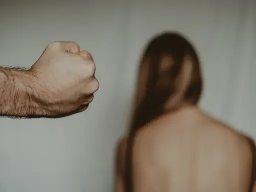 Mąż znęca się psychicznie? Jak się uwolnić i odzyskać życie.