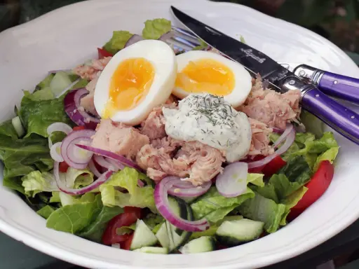 En härlig tonfisk sallad med ägg, lök och krämig dressing. Perfekt för en lätt lunch.