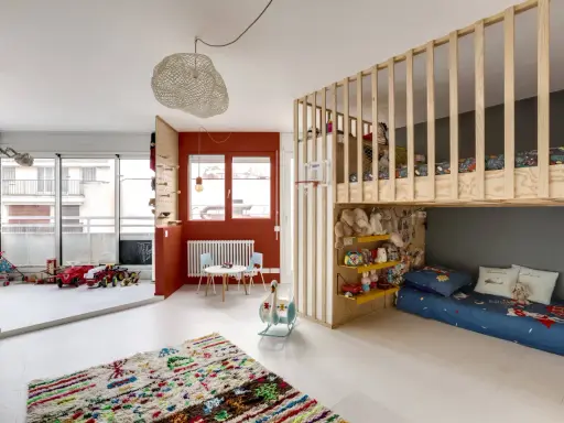 Chambre d'enfant colorée avec lit mezzanine, jouets et solutions d'organiser chambre enfant.