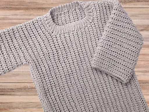 Jersey de punto gris con un diseño de patrón de punto grueso, ideal para un patrón jersey.