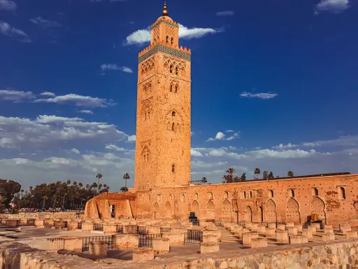 Der Koutoubia-Minarett in Marrakesch, ein Zeugnis der reichen Geschichte Marokkos. Die Frage, wie alt ist Marokko, wird durch solche Bauwerke beantwortet.