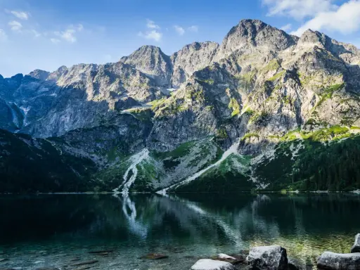 Morskie Oko, Tatry. Majestatyczne góry odbijają się w krystalicznie czystej wodzie, ukazując głębokość jeziora.