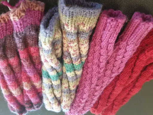 Härliga raggsockor baby mönster i olika färger och stickningar. Perfekta för små fötter!