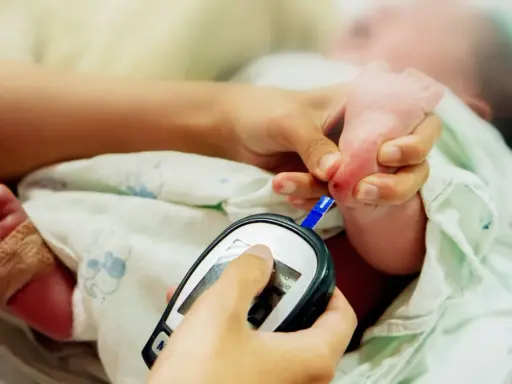 Misurazione glicemia neonato con glucometro, un piccolo prelievo per monitorare il diabete neonatale.