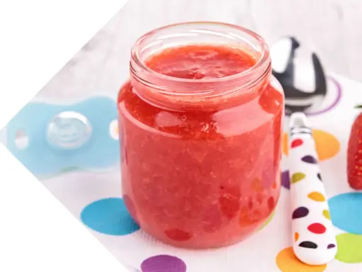 Purée de fraise maison, parfaite pour bébé. Une recette simple et délicieuse.