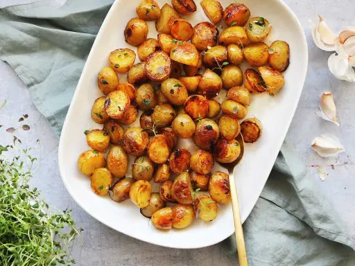 Ugnsrostade småpotatisar med vitlök och timjan, ett perfekt potatis recept för alla tillfällen.