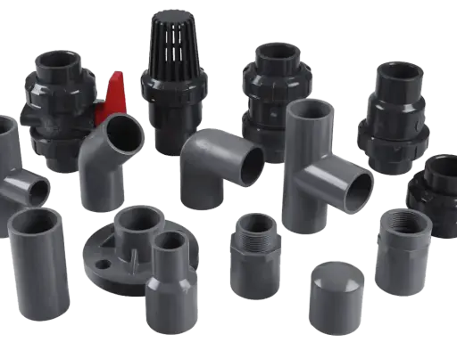 Ensemble de raccords de plomberie en PVC gris, incluant des coudes, des tés, des vannes et des adaptateurs, comme un tuyau cristal.