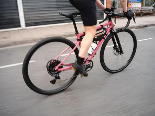 Różowy rower gravelowy z sakiewką pod ramą. Jaki rower ma endur? Ten wygląda na gotowy na przygodę!