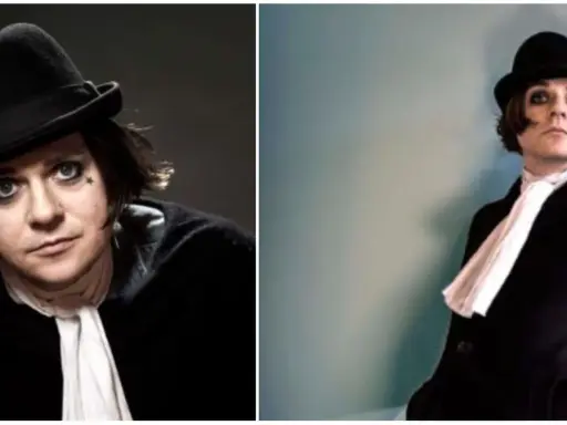Henrik Berggren, Broder Daniel, bär svart hatt och vit scarf. Mörk makeup runt ögonen.