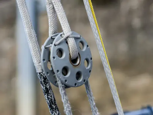 Système de poulies avec cordages en Dyneema, offrant une résistance exceptionnelle pour les manœuvres de voile.