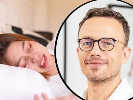 Uśmiechnięta kobieta odpoczywa, podczas gdy lekarz w okularach omawia masaż na bruksizm.
