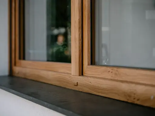 Drewniane okno w kolorze winchester, przypominającym naturalne drewno dębowe. Eleganckie i ciepłe.