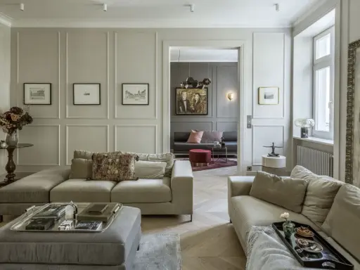 Eleganckie wnętrza art deco z wygodnymi sofami, stylowymi obrazami i subtelnymi detalami.