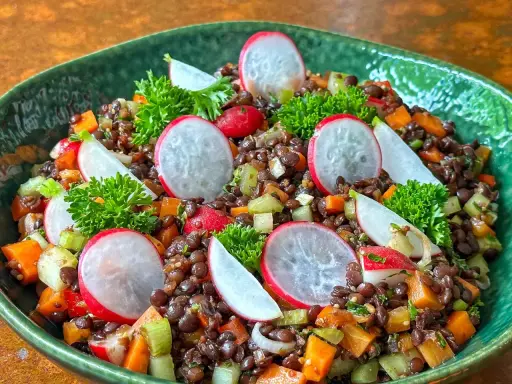 Ein bunter Linsensalat mit Radieschen, Karotten und Sellerie, perfekt für ein gesundes linsensalat rezept.
