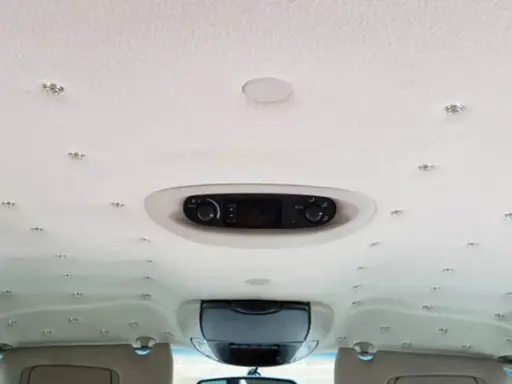 Techo de coche con luces LED y control de climatización. El detalle de cómo pegar techo coche con estas luces crea un ambiente estrellado.