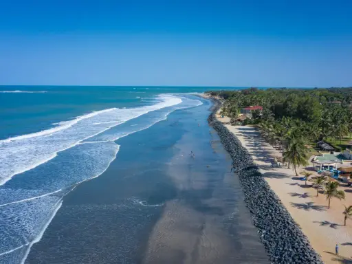 Piękna plaża w Gambii, idealna na wakacje. Kiedy jechać? Najlepiej od listopada do maja, gdy jest sucho i słonecznie.