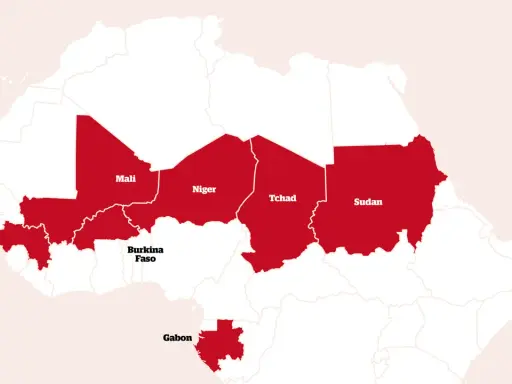 Karta över Afrika med röda områden som markerar länder som Mali, Niger, Tchad, Sudan, Guinea, Burkina Faso och Gabon. Dessa länder kan vara bland de varmaste i världen.