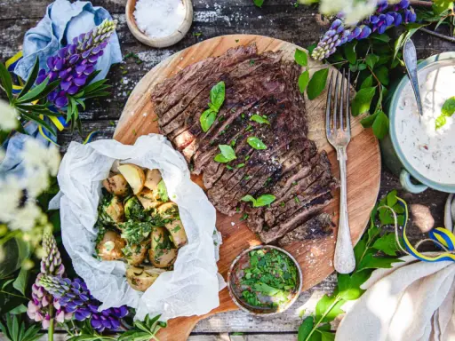 Grilla flapsteak med somriga potatisar och en krämig sås. Perfekt för midsommar!