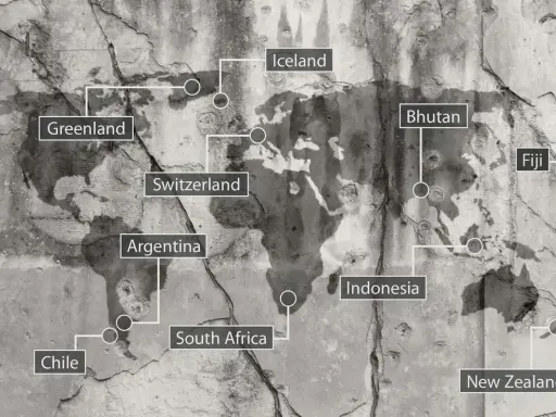 Mapa świata z zaznaczonymi miejscami, gdzie wyjechać w razie wojny: Argentyna, Chile, Islandia, Grenlandia, Szwajcaria, Bhutan, Fidżi, Indonezja, RPA, Nowa Zelandia.