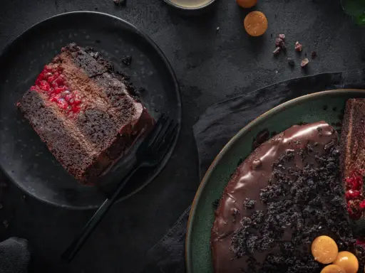 Saftiger Schokoladenkuchen mit Himbeerfüllung und Schokoladenglasur. Dieses schokoladige Rezept verspricht puren Genuss.