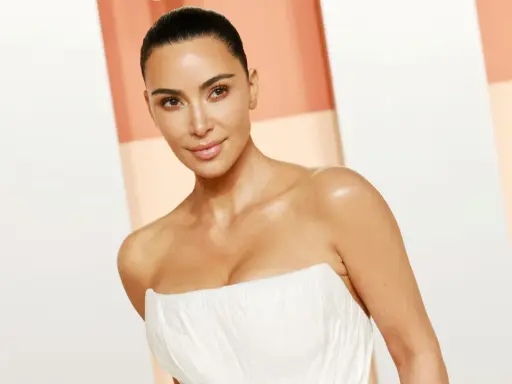 Kim Kardashian con pelle luminosa, un look da red carpet che fa pensare a come funziona la crema autoabbronzante per un effetto naturale e radioso.