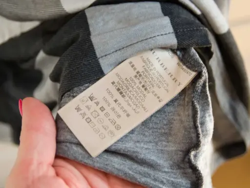 Metka z napisem Burberry, Made in Portugal. Sprawdź metkę, by dowiedzieć się, jak rozpoznać oryginał.
