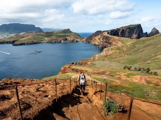 Wanderweg auf Madeira mit atemberaubendem Blick auf die Küste. Perfekt für deine 1 Woche Madeira Tipps!