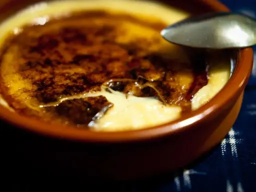 Crema catalana recién hecha, con su capa crujiente de caramelo y el interior cremoso listo para ser disfrutado.
