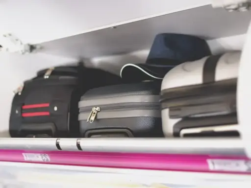 Bagaże w schowku samolotowym. Zastanawiasz się, co można wwieźć do Norwegii samolotem? Sprawdź przepisy!